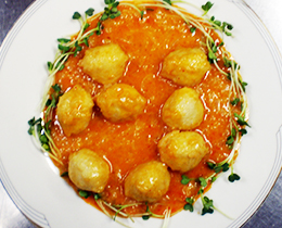 酪鮫丸子（チーズ入りサメ団子のチリソ－ス煮）