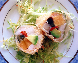 アボカドとエビのライスペーパー包み揚げ