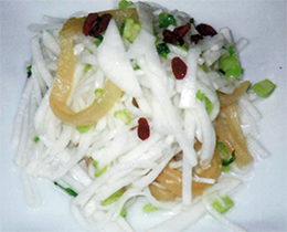 大根とクラゲの和え物